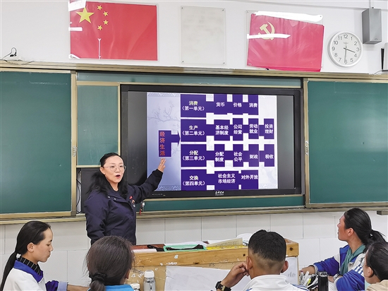 广东援藏教师、林芝一中校长黄梦华在上公开课.jpg