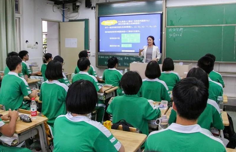 李莉老师给学生上课.jpg