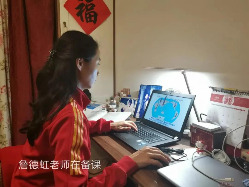 詹德虹老师在备课.jpg
