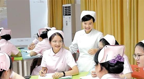 彭霞给学生上妇产科护理案例讨论课.png
