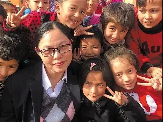 李倩和明德小学的孩子在一起.jpg