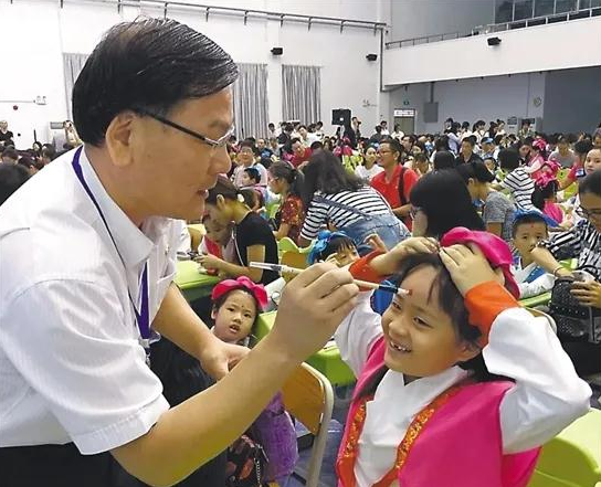 “真开心，孔校长为我点朱砂！”.png