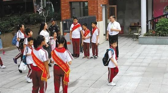 每天早晨，孔校长都会在校门口微笑地迎接师生进入校门。.png