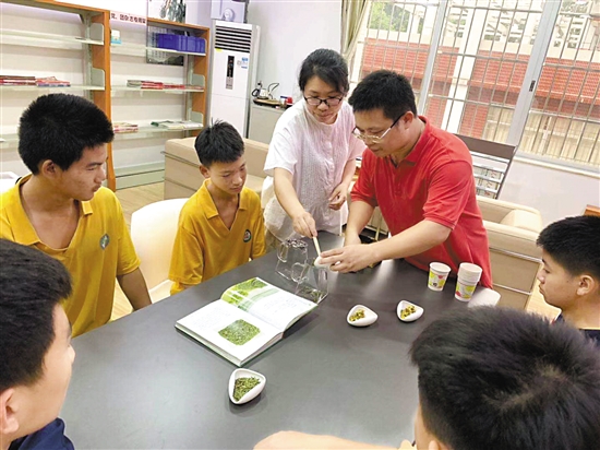 陆穗如在茶艺课上教学生辨别茶叶.jpg