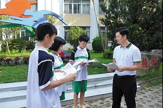 刘永志老师辅导学生.jpg