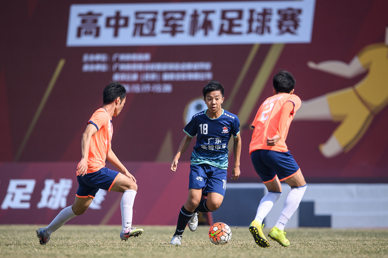 决赛现场玉岩队与省实队激烈争夺中.jpg