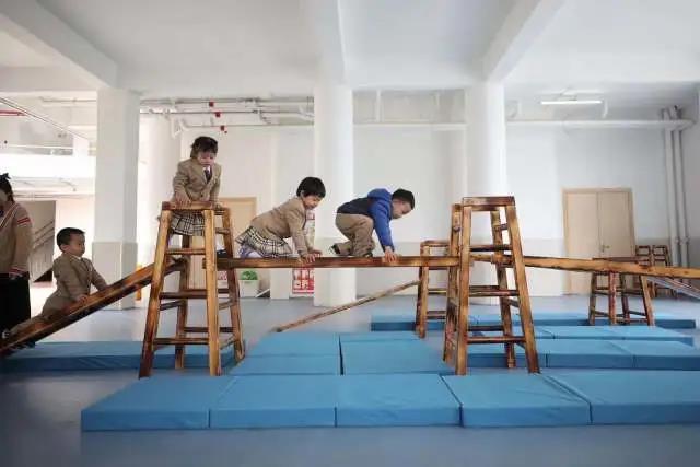 女子职业技术学院番禺附属幼儿园幼儿在玩游戏。.jpg
