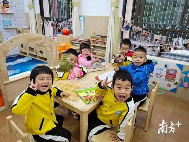 天河区金穗幼儿园的孩子们进行区域活动.jpg
