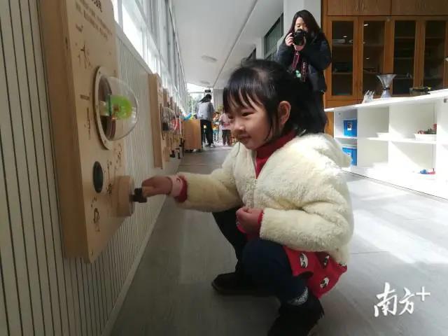 天河实验幼儿园的幼儿在玩游戏.jpg