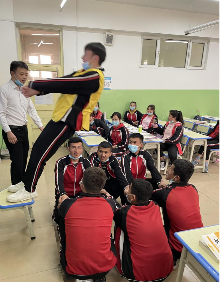 韩方程老师给高三学生做减压团辅.png
