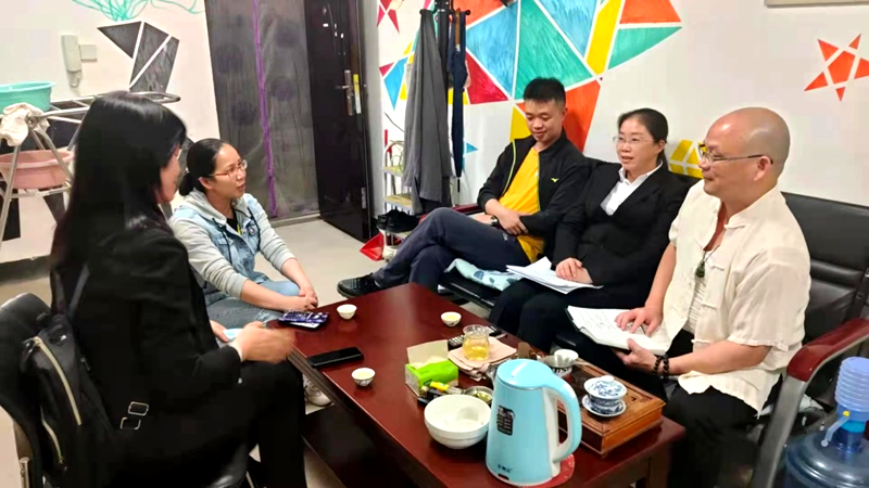 胡杨情心理健康教育名师工作室顾问余家穗团长指导工作室开展工作_副本.png