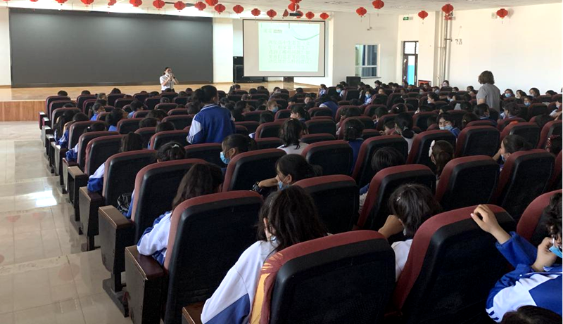 李淑文老师给学生做专题讲座_副本.png