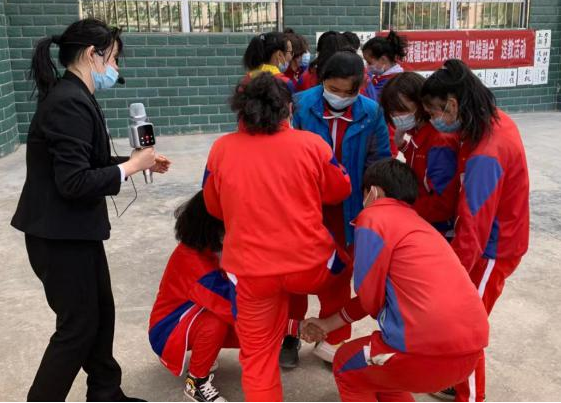 刘晓玲老师和李淑文老师为布拉克苏中学九年级学生开展减压团辅活动1.png