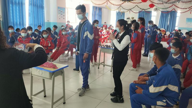 刘晓玲老师和李淑文老师为布拉克苏中学九年级学生开展减压团辅活动2_副本.png