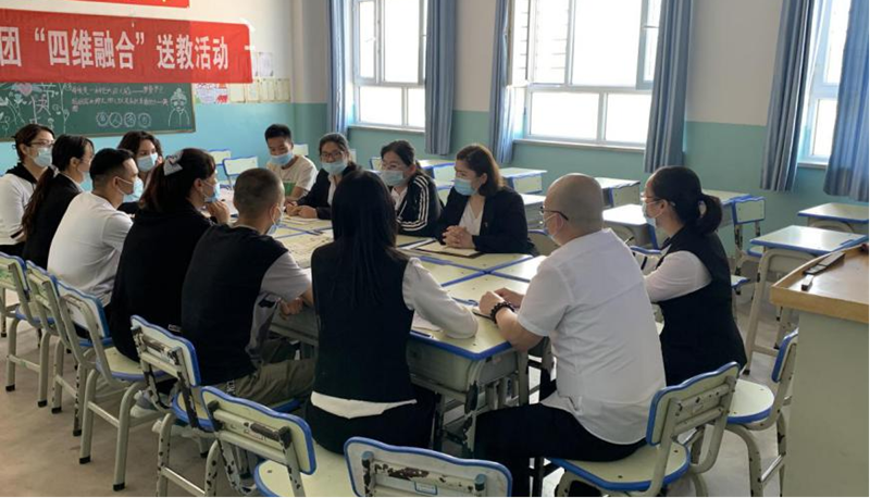 刘志奎老师与李淑文老师在站敏乡中心小学与老师们进行教学交流_副本.png