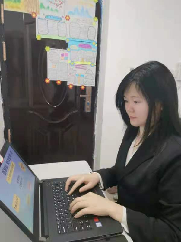 心理辅导老师们在认真备课2.png
