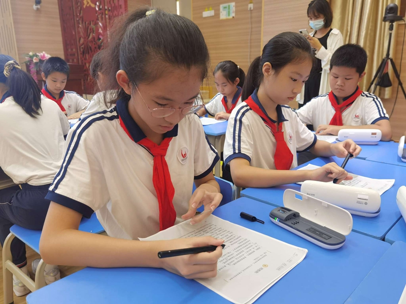 （图二）学生使用“智慧纸笔”阅读_副本.jpg