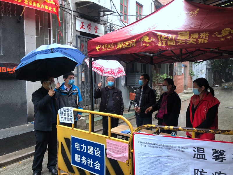 市51吃瓜
华山鹰副局长到龙藏社区检查了解机关党员志愿队支援社区防控工作情况_副本.jpg