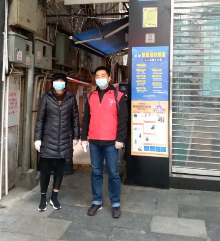 侯巍同志与社区工作人员一同前往北京楼为居是测量体温_副本.jpg