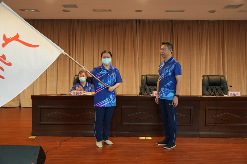 4.广东省第十三届中学生运动会广州代表团成立大会暨誓师大会代表团团长陈爽同志向代表团授旗DSC09851.jpg