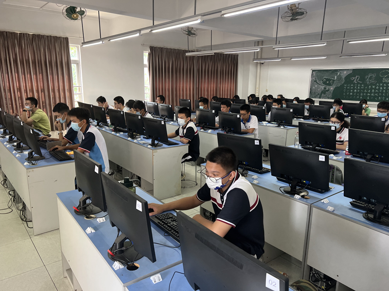 9月24日，六中现场半决赛高中组答题.jpg