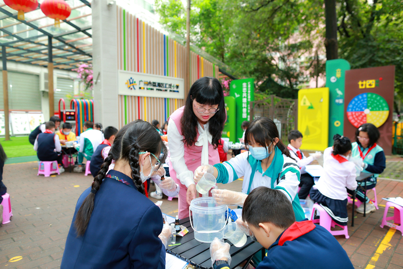 汇龙小学梁丽珠校长开展“小小水质监测员”户外课堂教学活动.jpg