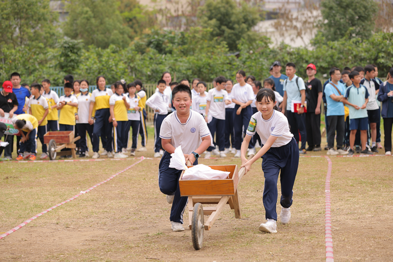 5.小学生组“疯狂的粮食”竞赛现场.jpg