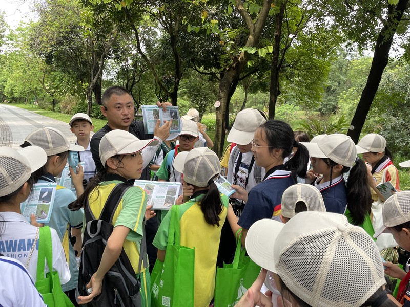 指导老师向同学们讲解有关鸟类的知识.jpg