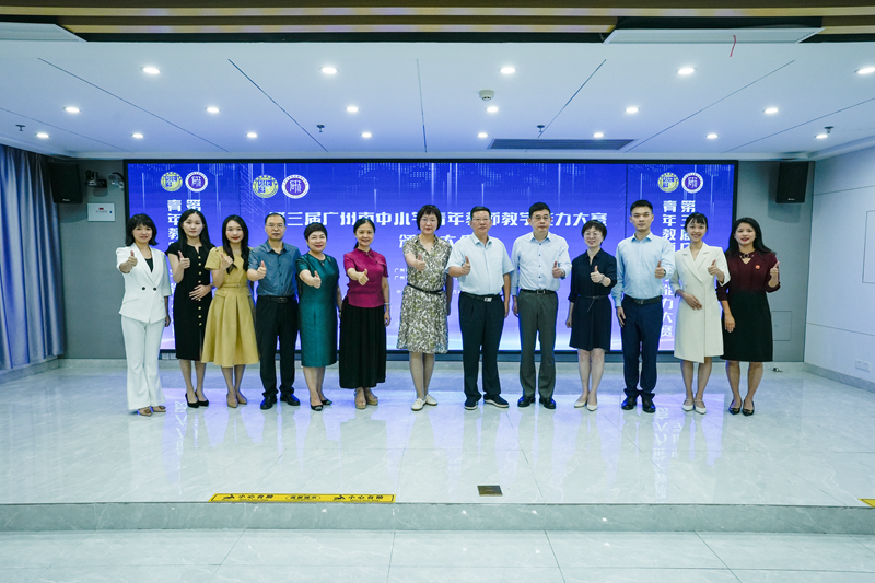 获奖选手与到会嘉宾合影.jpg