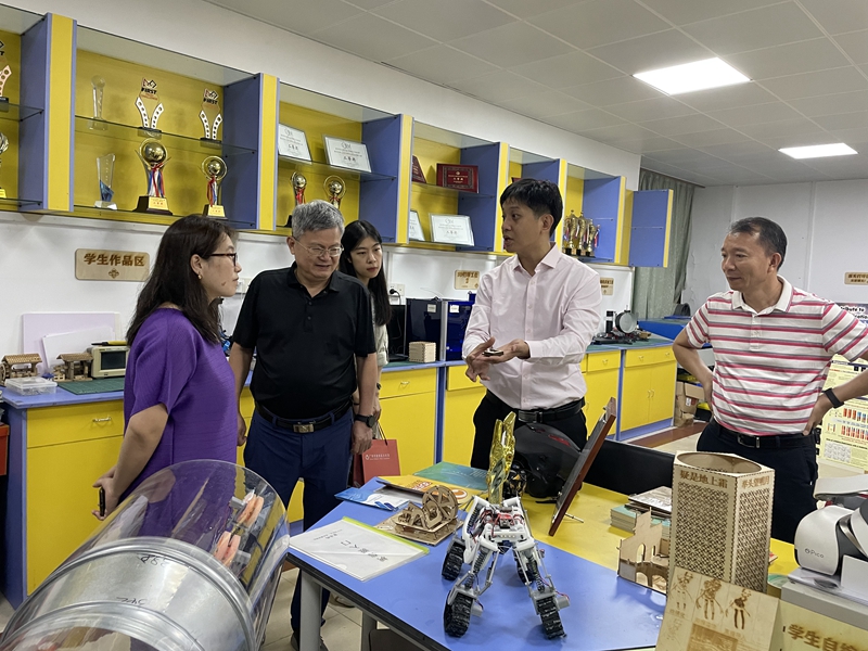 调研组一行在市执信中学考察.jpg