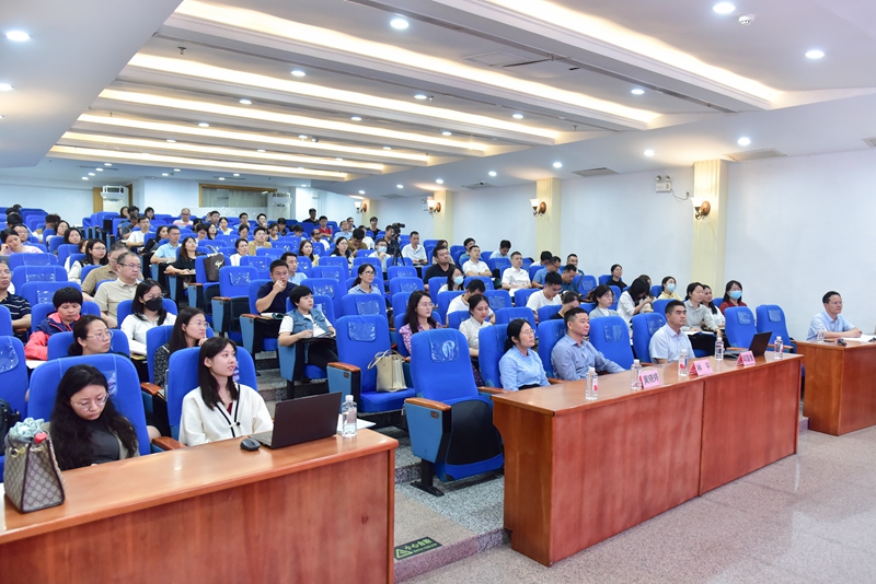 市51吃瓜
领导到研修班听取专家授课.jpg