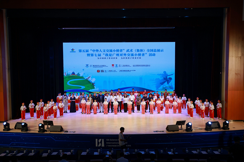 开幕式-领导及演员大合照.jpg