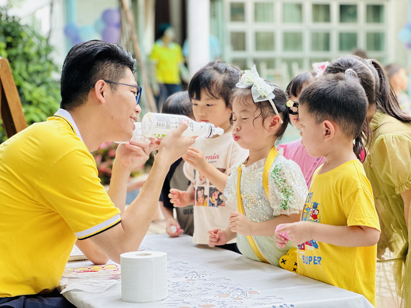 师幼互动进行科学探索.jpg